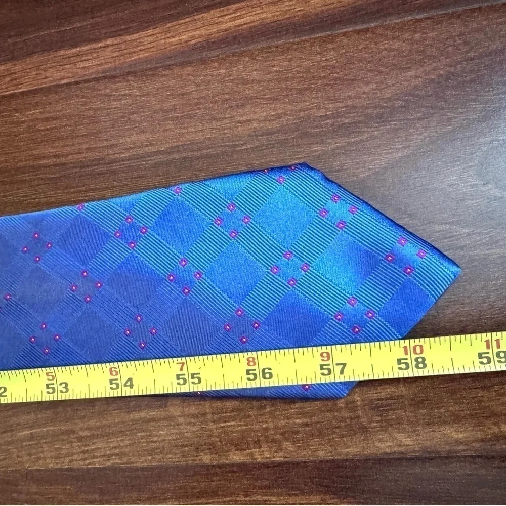 Elegant MICHAEL KORS 100% Silk Blue Jacquard Necktie Like New